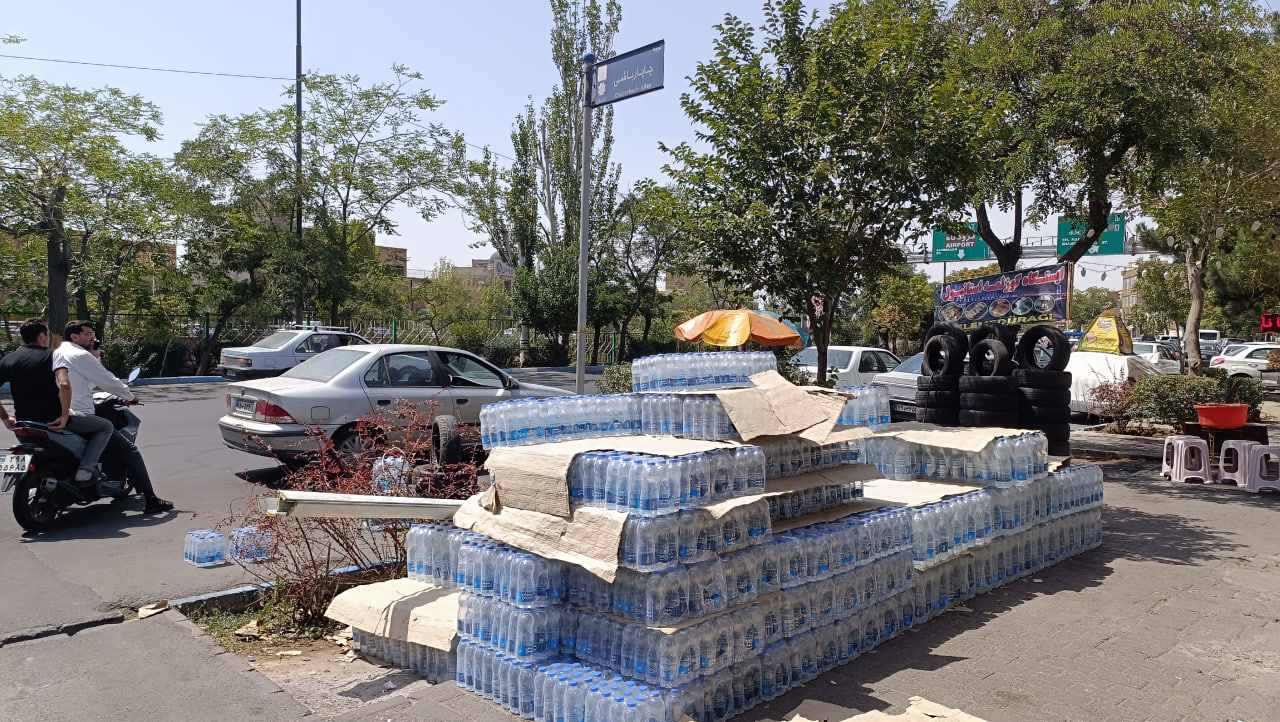 فروش آب آشامیدنی در زیر تابش نور خورشید